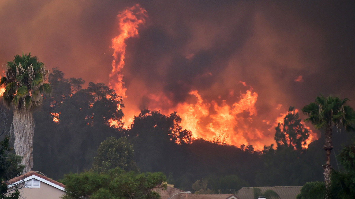 إخلاء مستشفى ومئات المنازل في شمال كاليفورنيا بسبب الحرائق