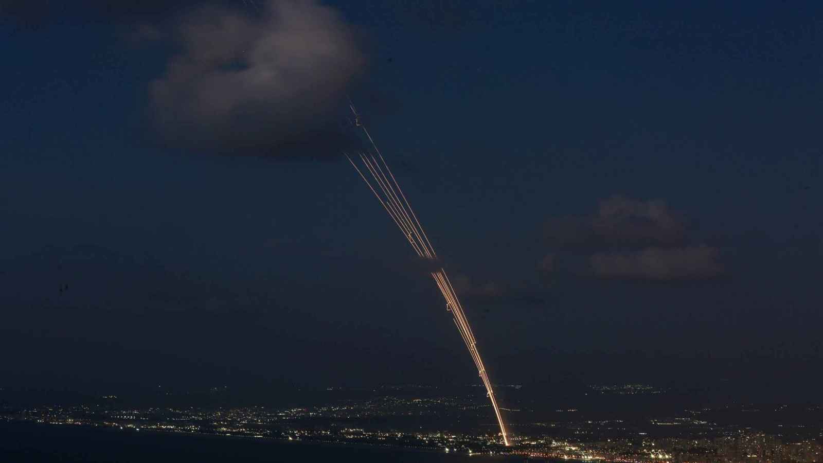 حزب الله يشن هجوما صاروخيا وصافرات الإنذار تدوي في تل أبيب