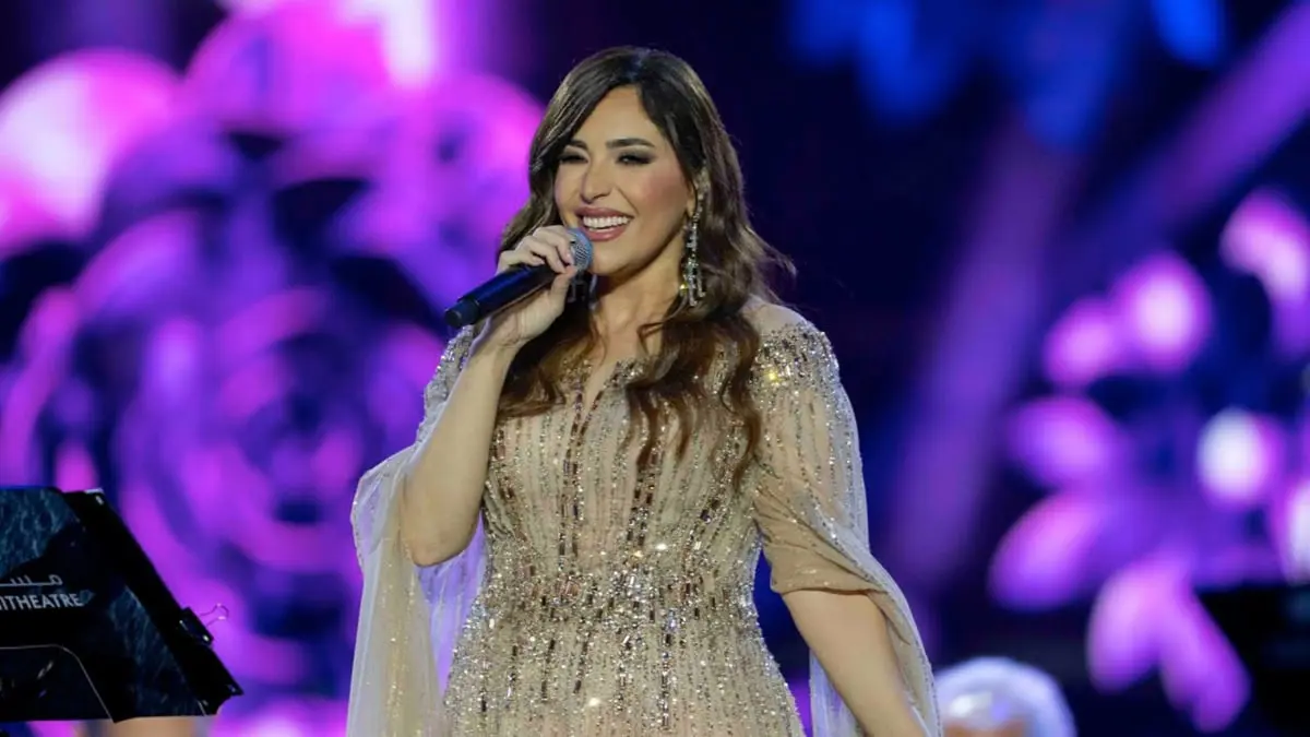 معجب يُفاجئ عبير نعمة بحفلها في الكويت 