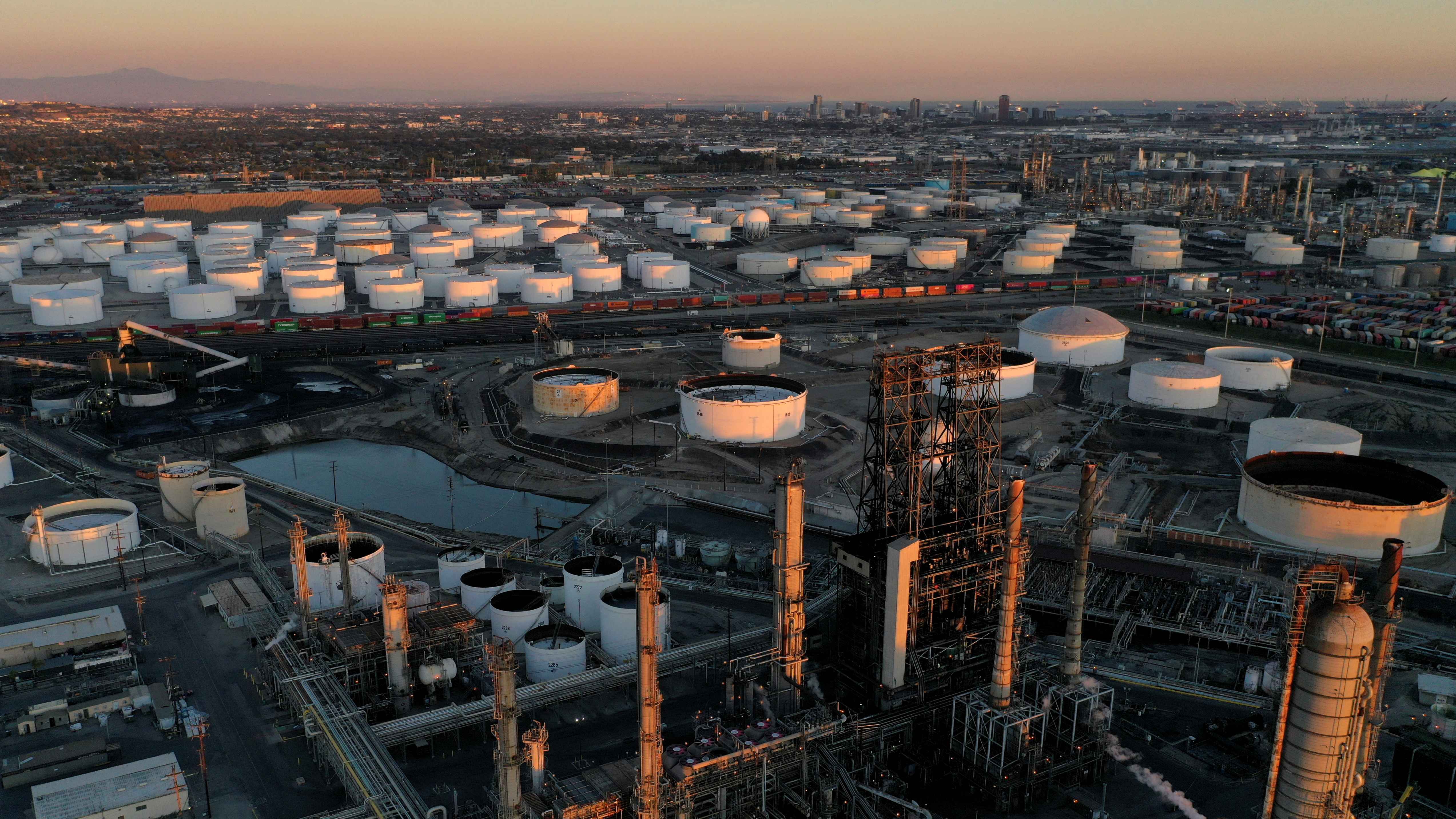 صعود أسعار النفط مع انخفاض متوقع في مخزونات الخام الأمريكية