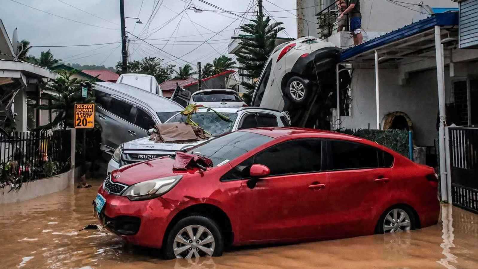 حالة طوارئ ونصف مليون مشرد.. الإعصار "كالمايغي" يُغرق مدنا في الفلبين