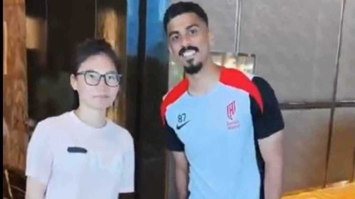 لم يلمسها وابتعد.. قاسم لاجامي يرفض مصافحة مشجعة أجنبية (فيديو)