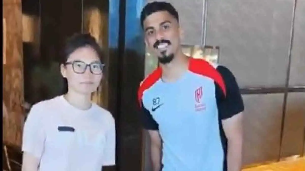 لم يلمسها وابتعد.. قاسم لاجامي يرفض مصافحة مشجعة أجنبية (فيديو)