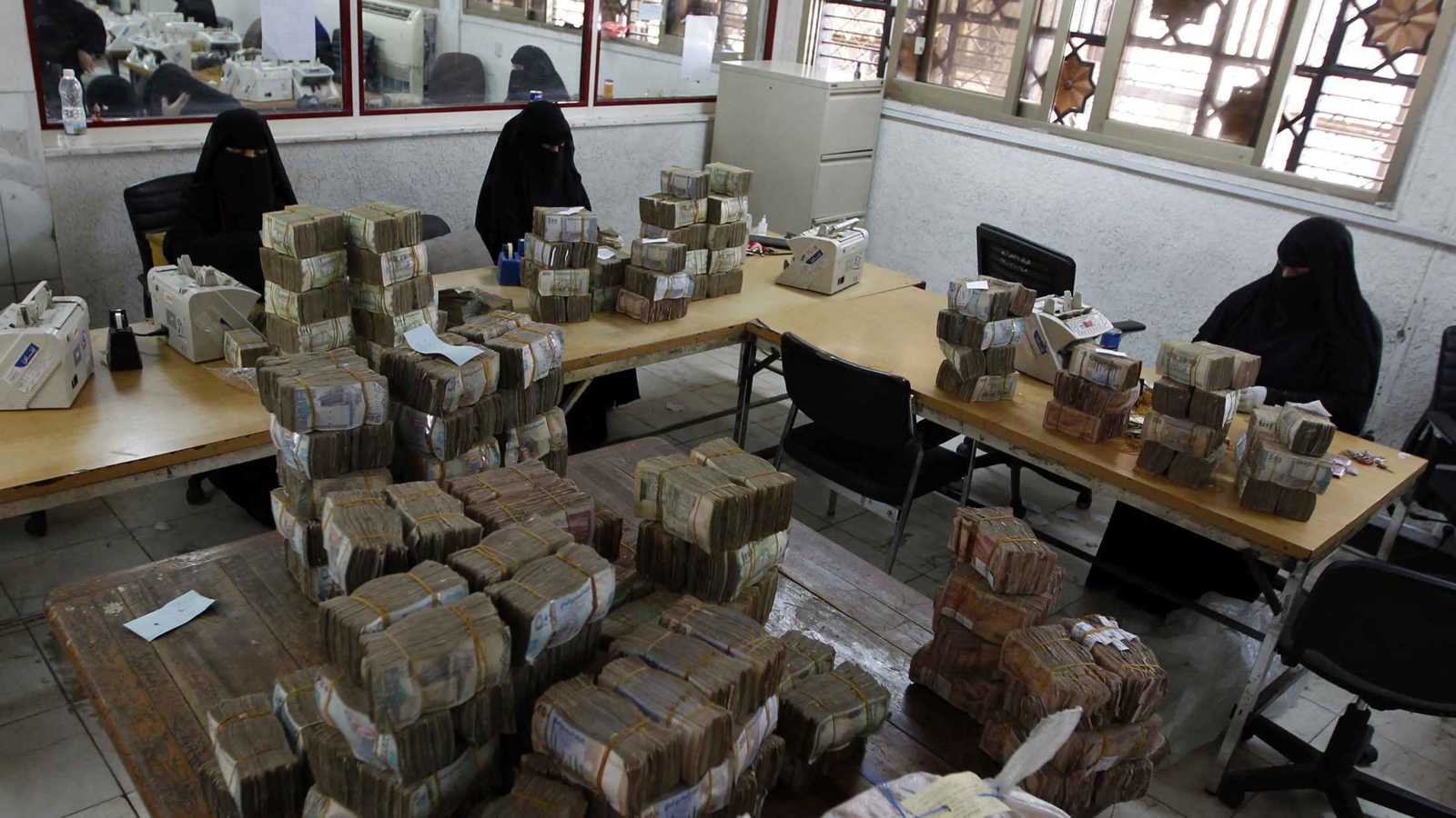 الحوثيون يجنون 21 مليون دولار من "العملة المزورة"