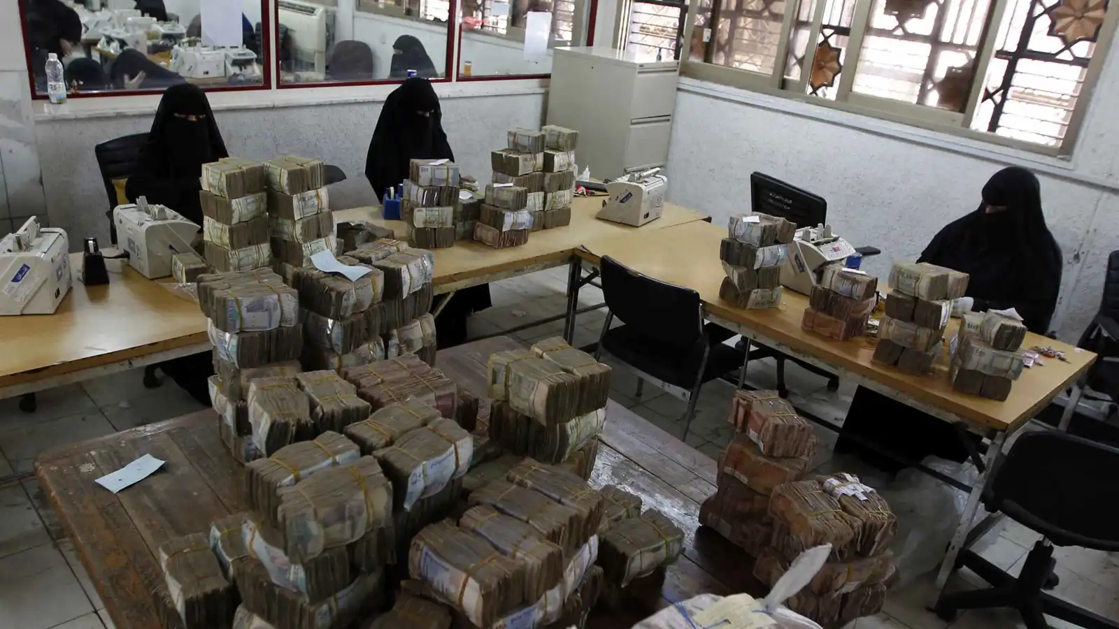 الحوثيون يجنون 21 مليون دولار من "العملة المزورة"