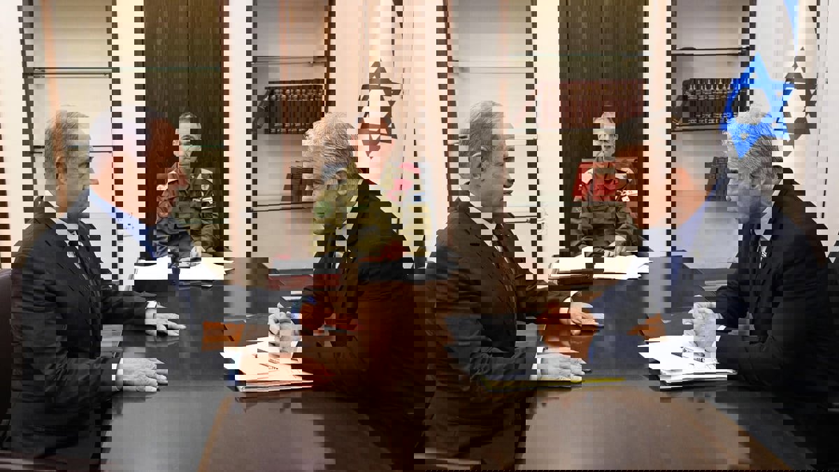 "الفجر الصادق" تجمع لابيد ونتنياهو.. زعيم المعارضة يقدم "النصائح"