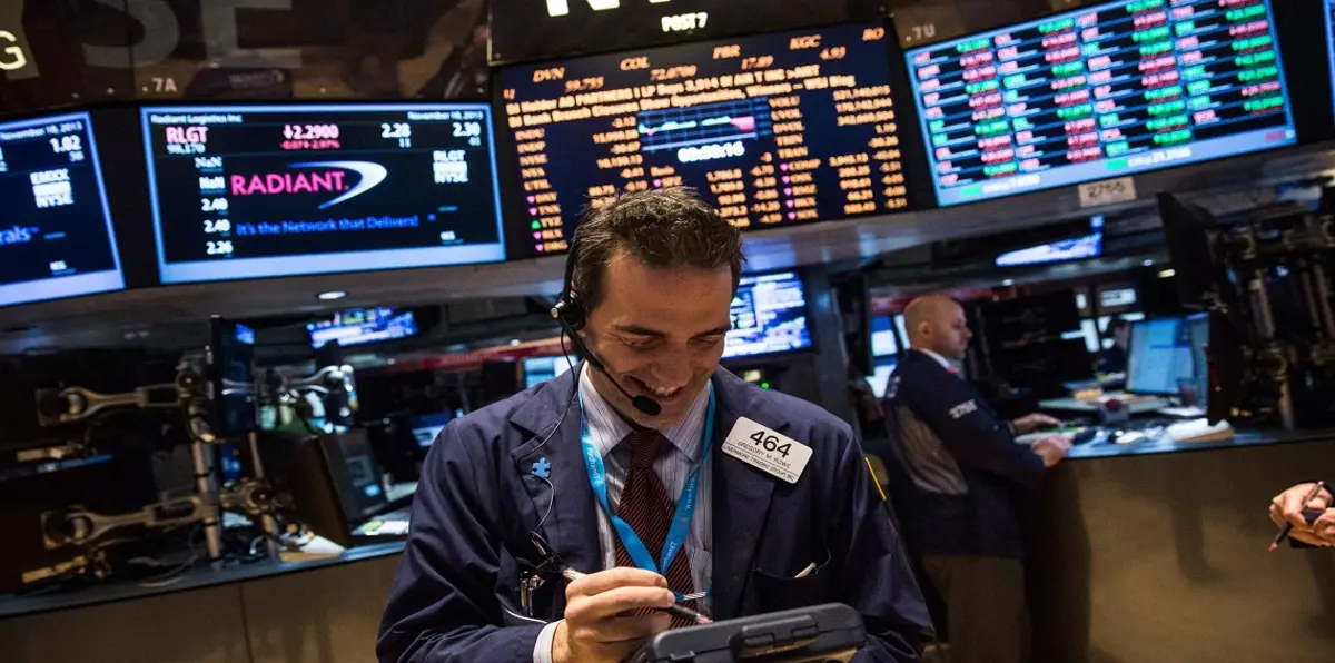 الأسهم الأمريكية تغلق مرتفعة بدعم البنوك