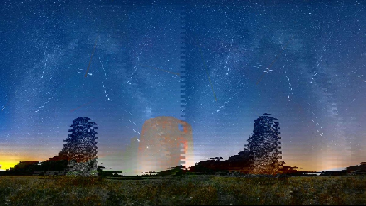 زخّة شهب الدب الأصغر.. ظاهرة فلكية نادرة تزين سماء مصر