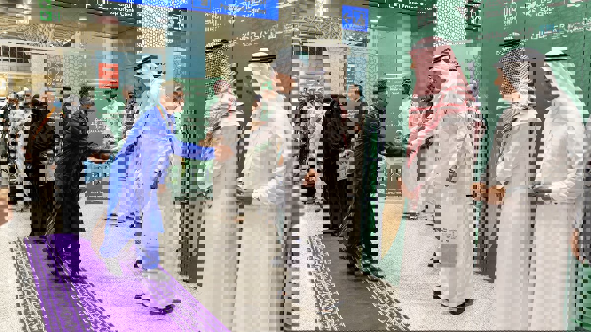 فريق نسائي سعودي يتحدث بعدة لغات لاستقبال الحجاج (فيديو)