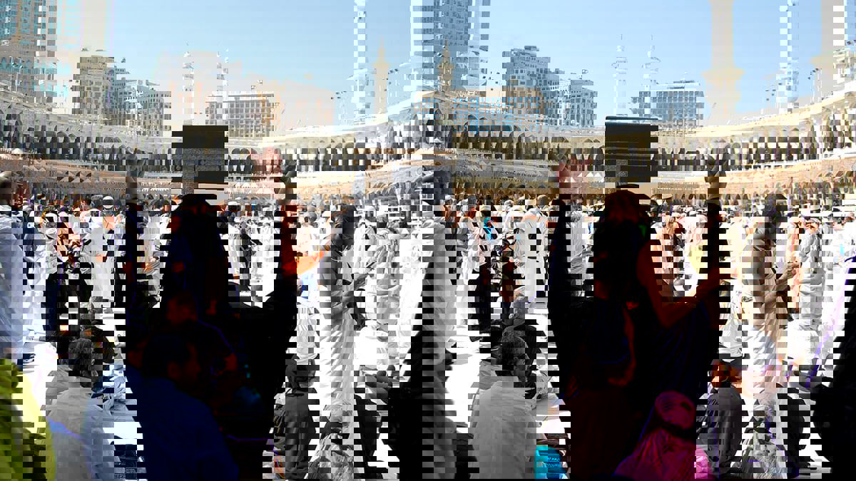 والدة جندي سعودي مصاب تكشف عن أمنيتها له خلال أدائها الحج (فيديو)