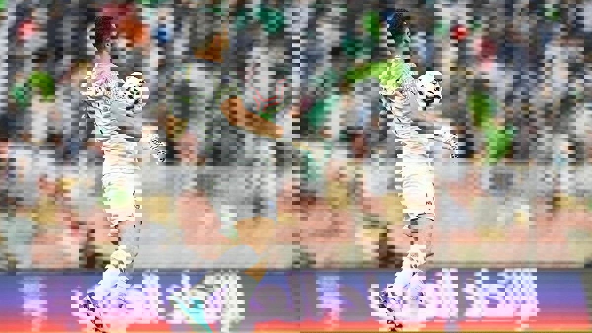 شاهد.. خطأ فادحًا من عبدالله المعيوف في مباراة الهلال والأهلي (فيديو)