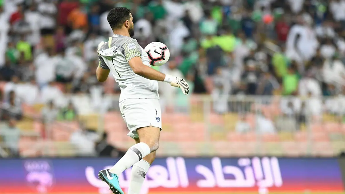 شاهد.. خطأ فادحًا من عبدالله المعيوف في مباراة الهلال والأهلي (فيديو)