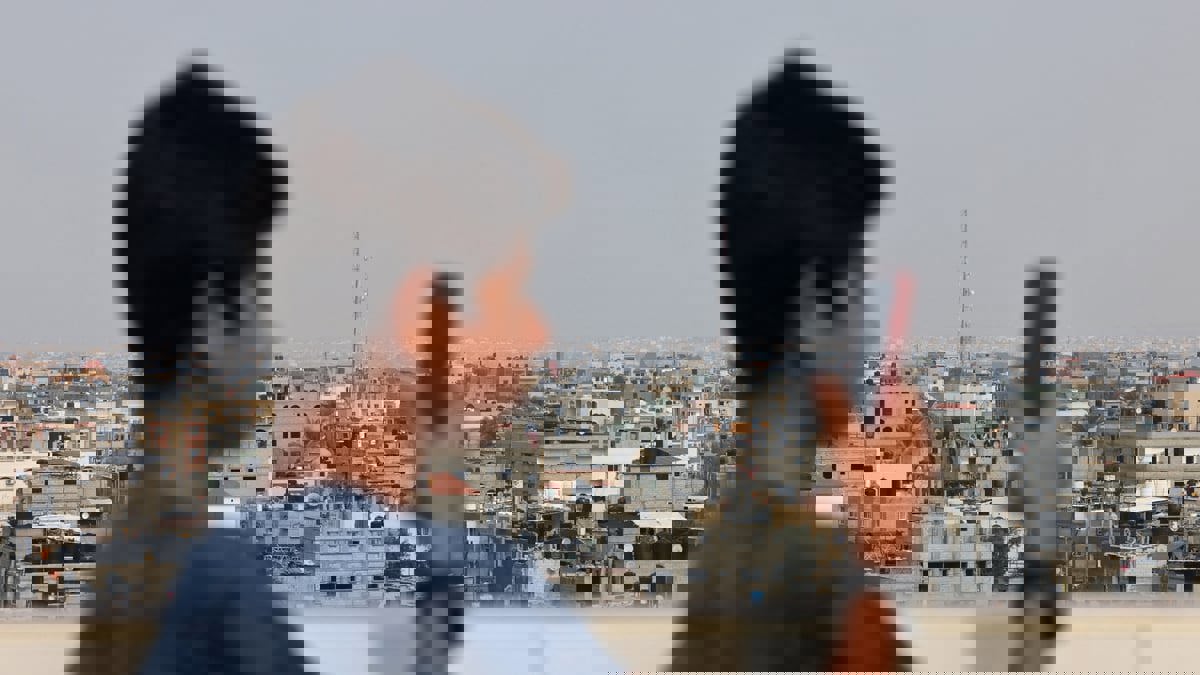 بعد انقطاع الاتصالات.. الغزيون يواجهون الواقع المرير بـ"السخرية"