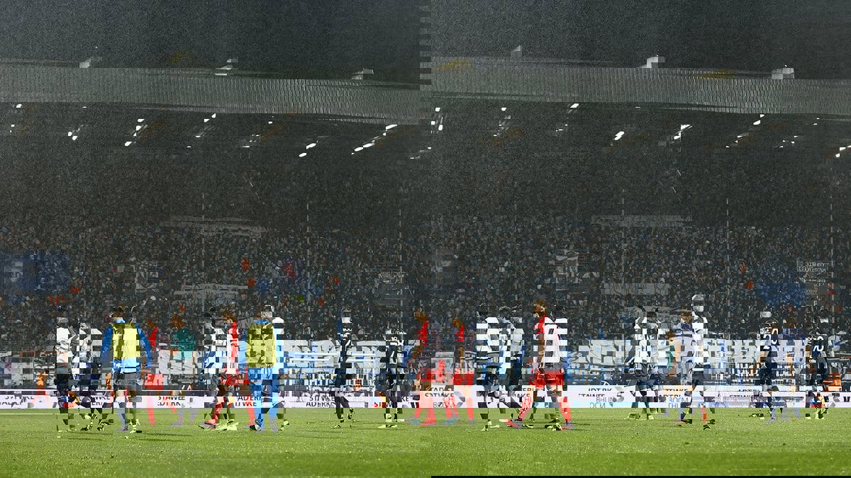 لاحتجاج الجماهير على "الاستثمار".. توقف مباراة بايرن ميونخ وبوخوم (فيديو)