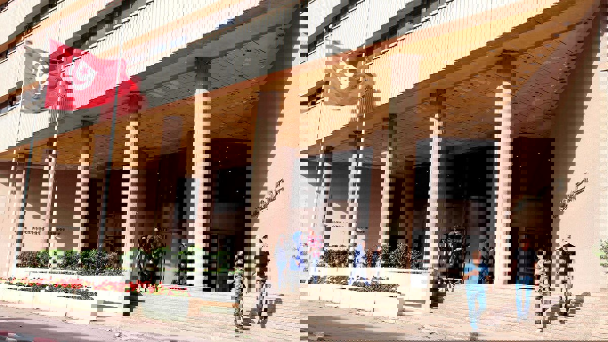 خبراء: رفع سعر الفائدة إلى 7% "يخنق" التونسيين والمستثمرين