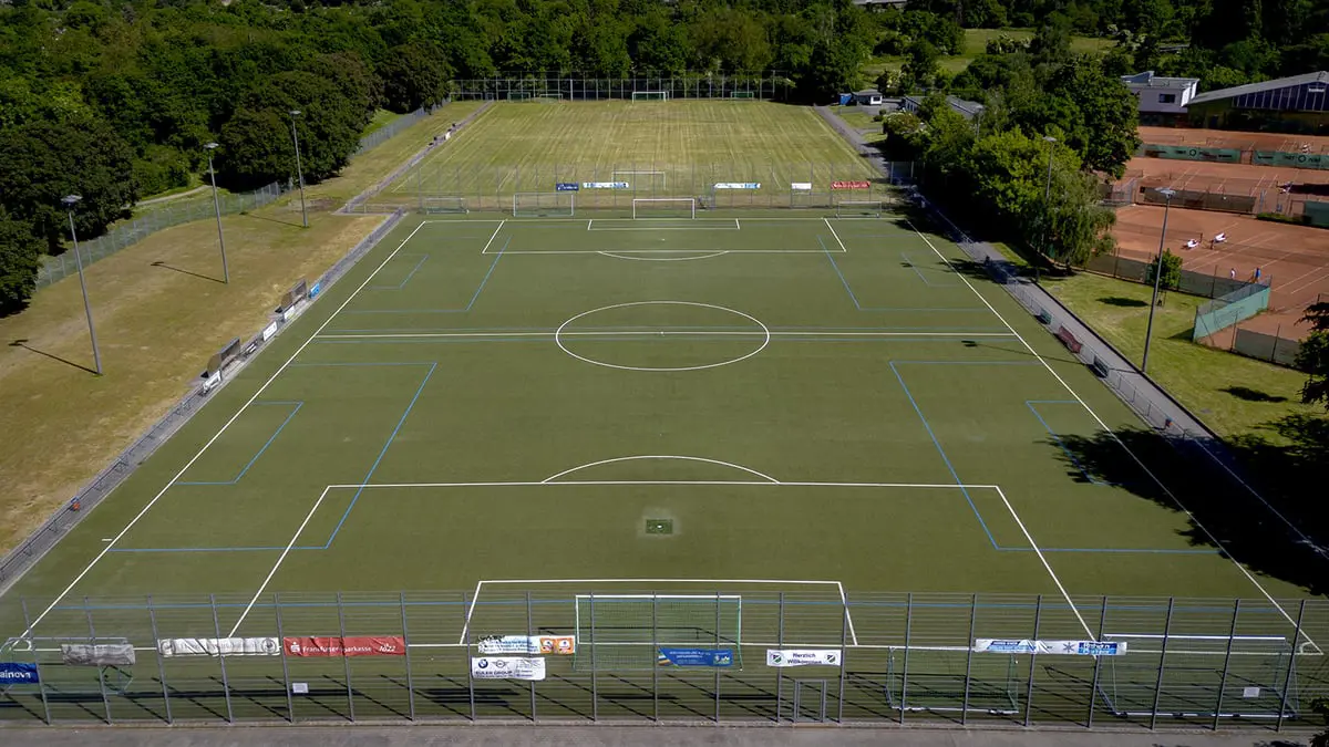 وفاة لاعب برلين الألماني ذي الـ15 عامًا نتيجة تعرضه للضرب من لاعب ميتز الفرنسي