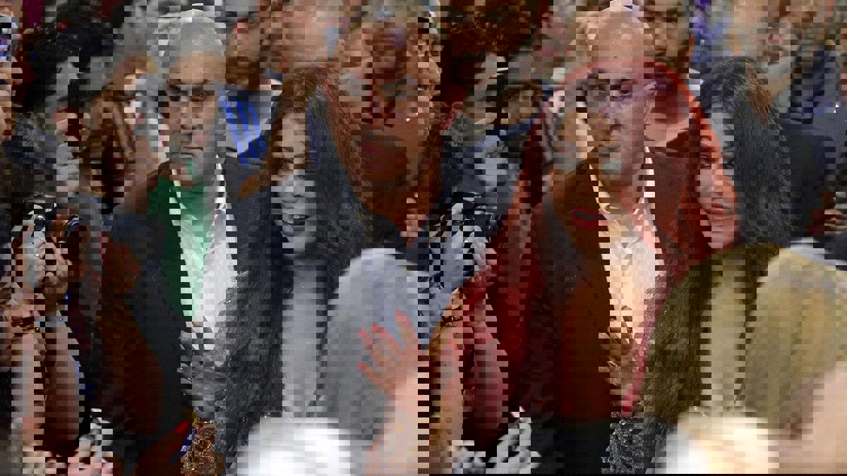 "قلبك ثلج، قلبي نار".. هيفاء وهبي تشتبك مع السيناتور بيرني ساندرز