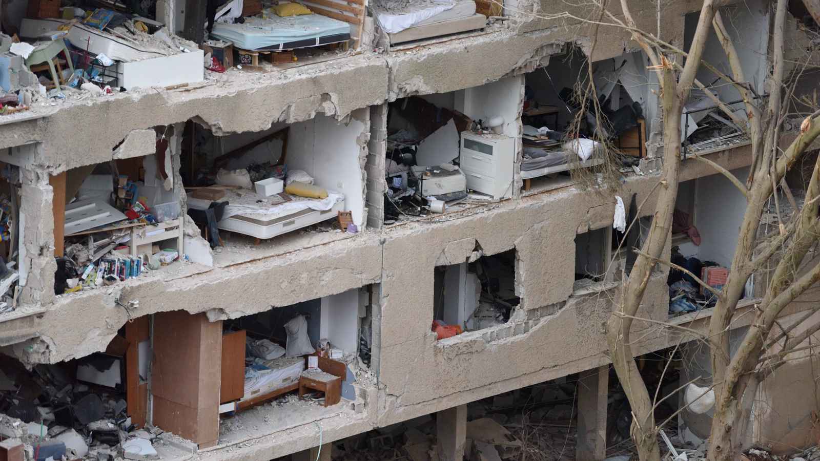 إيران تقصف إسرائيل بـ5 دفعات صاروخية