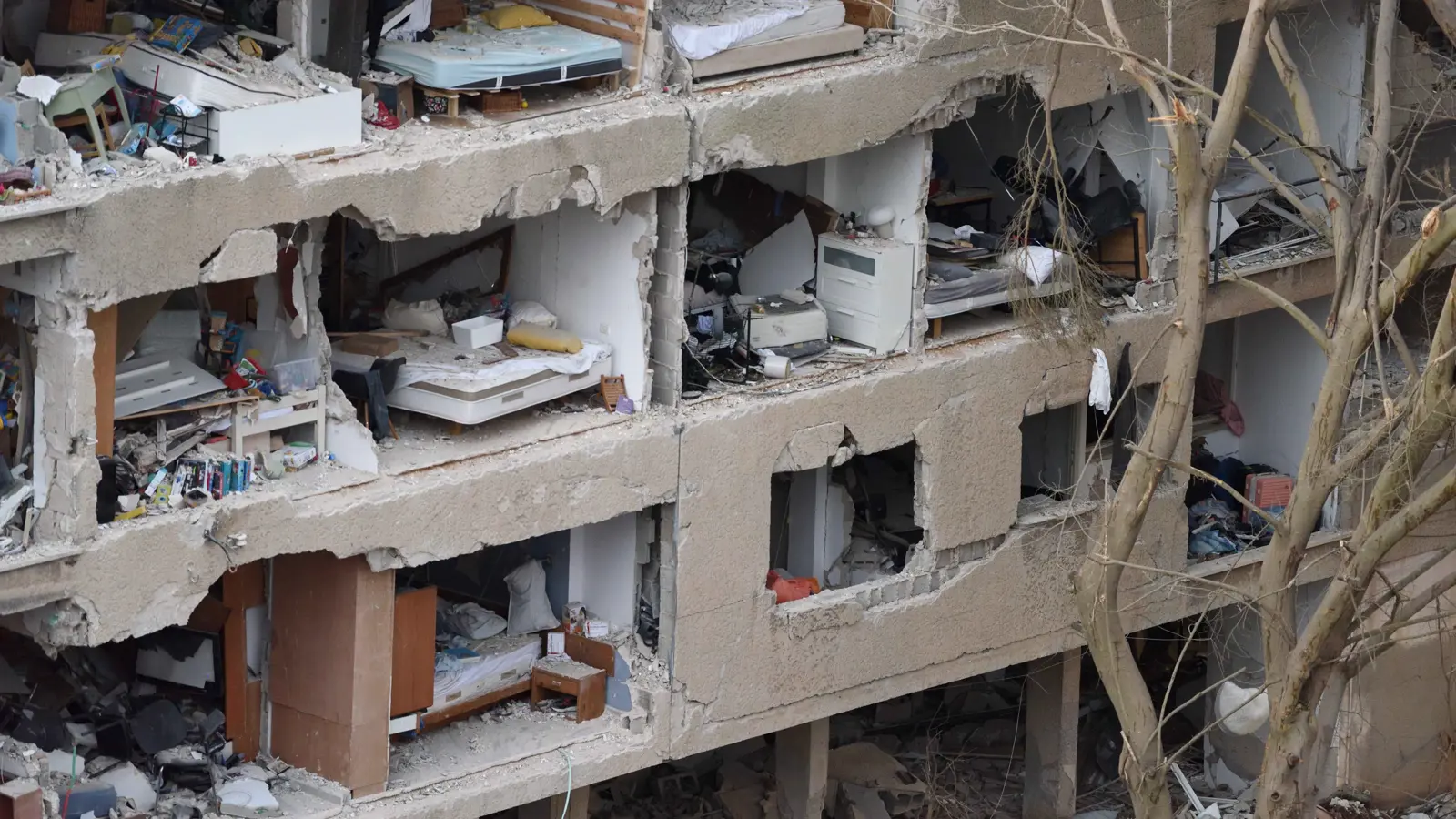 إيران تقصف إسرائيل بـ5 دفعات صاروخية