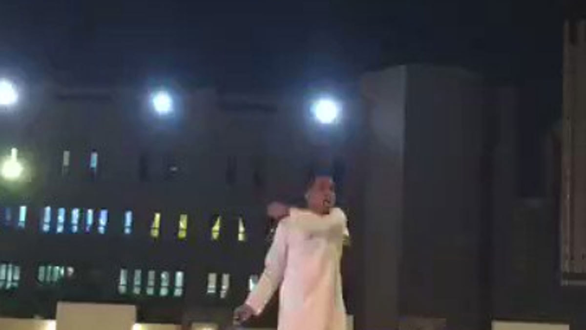 بالفيديو.. شاب يهدد بالانتحار حرقا بالبنزين أمام إمارة منطقة مكة المكرمة‎