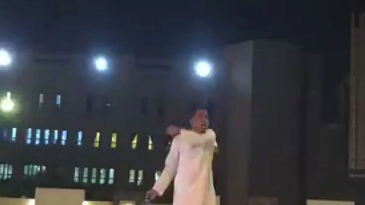 بالفيديو.. شاب يهدد بالانتحار حرقا بالبنزين أمام إمارة منطقة مكة المكرمة‎