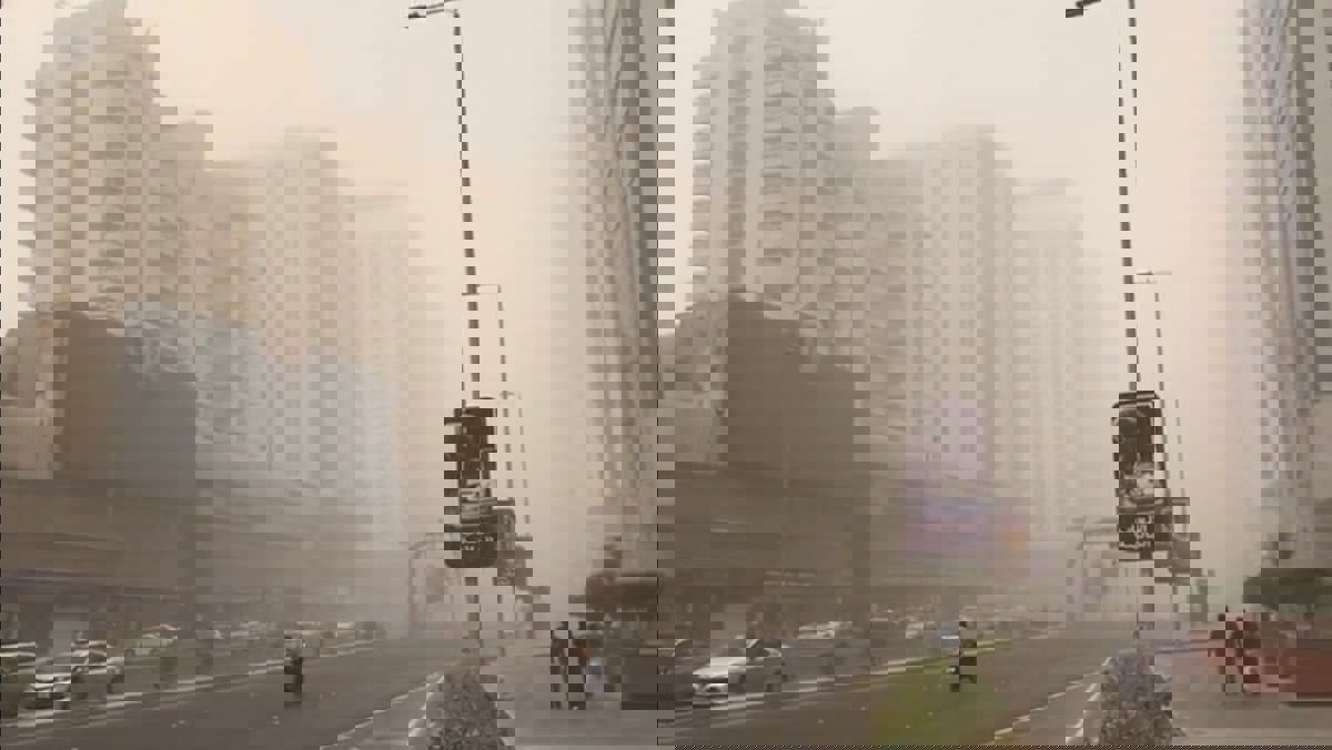 أجواء محملة بالغبار والأتربة تهب على دولة الإمارات