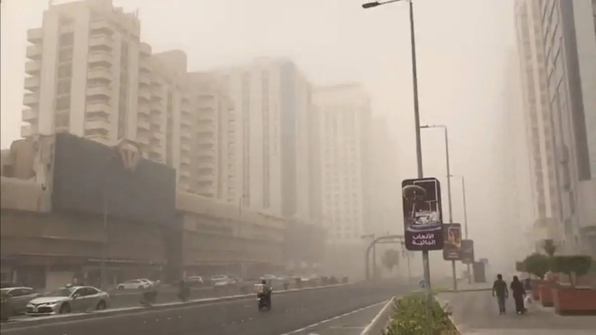 أجواء محملة بالغبار والأتربة تهب على دولة الإمارات