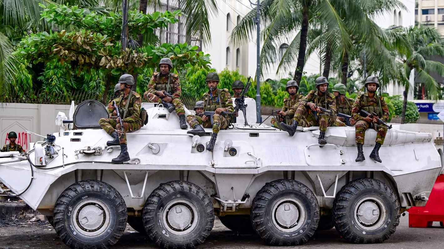 بعد فرار الشيخة حسينة.. الجيش يتجه لإعلان حكومة انتقالية في بنغلاديش (فيديو)