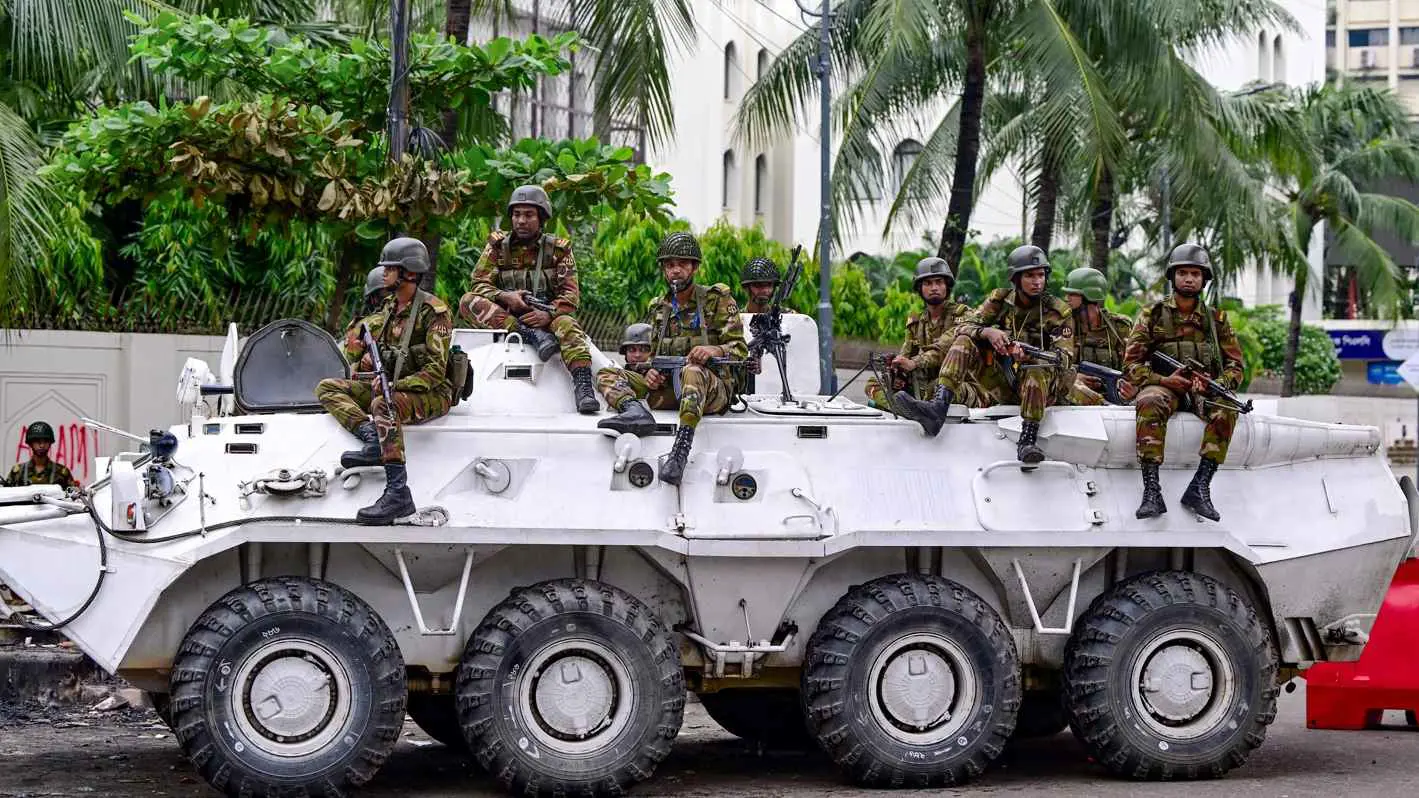 بعد فرار الشيخة حسينة.. الجيش يتجه لإعلان حكومة انتقالية في بنغلاديش (فيديو)