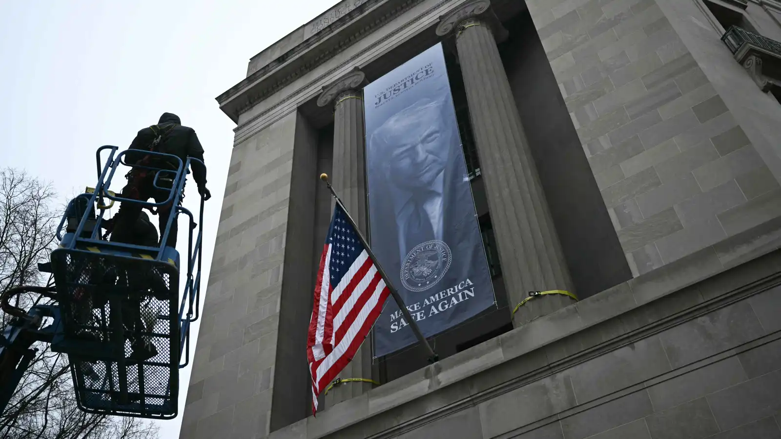"لنجعل أمريكا آمنة مرة أخرى".. لافتة بصورة ترامب على مقر وزارة العدل الأمريكية