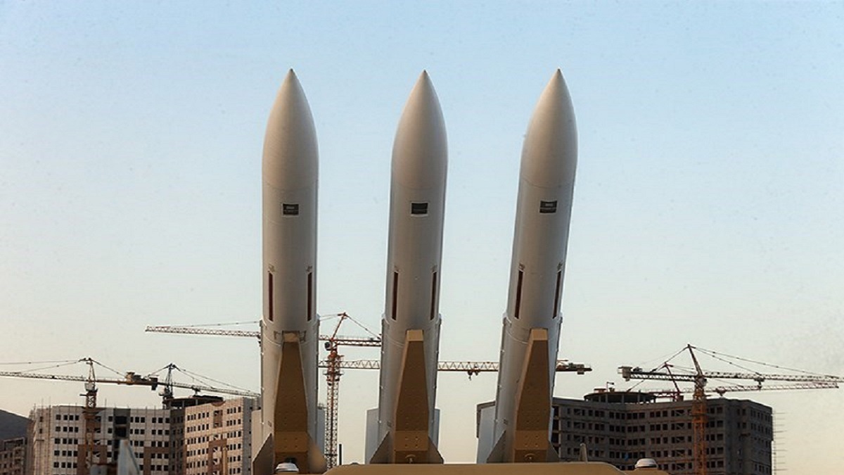 متجاهلة جائحة كورونا.. إيران تقيم معرضا جماهيريا لمنظومة صاروخية