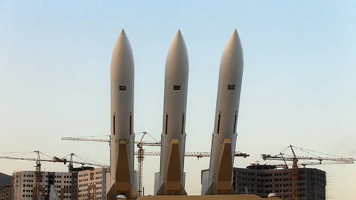 متجاهلة جائحة كورونا.. إيران تقيم معرضا جماهيريا لمنظومة صاروخية