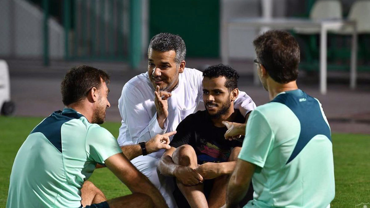 رد فعل عبد الفتاح عسيري لاعب النادي الأهلي السعودي على أنباء عودته للاتحاد (فيديو)