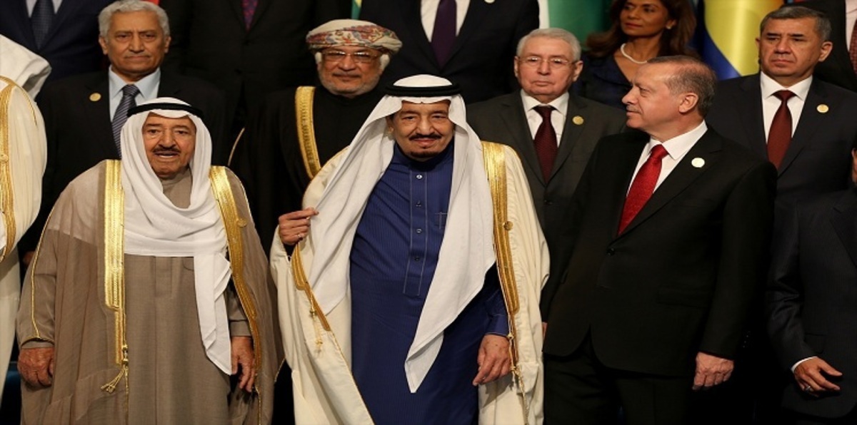 شاهد بالصور.. تجاهل الملك سلمان للرئيس الإيراني في القمة الإسلامية