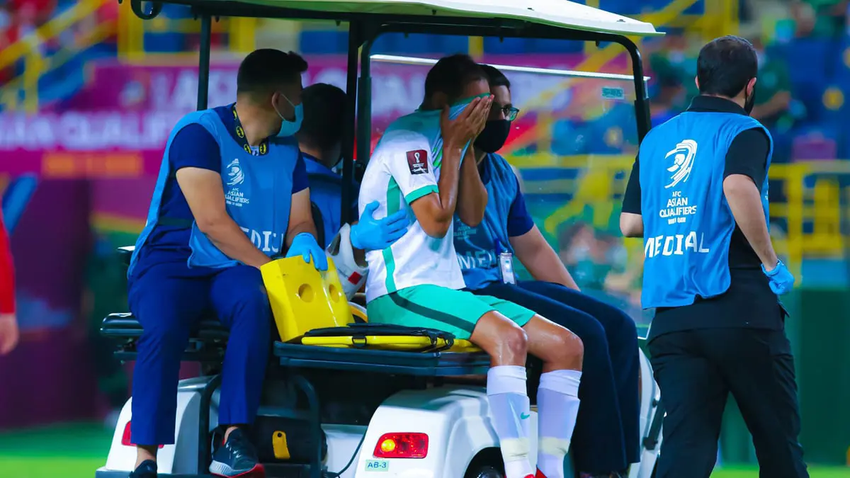 الكشف عن طبيعة إصابة عبدالله عطيف لاعب الهلال مع المنتخب السعودي