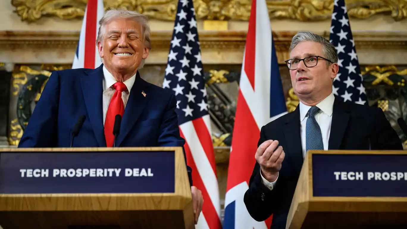 ترامب ينقذ ستارمر.. "دبلوماسية المفارقات" بين اليمين الأمريكي واليسار البريطاني