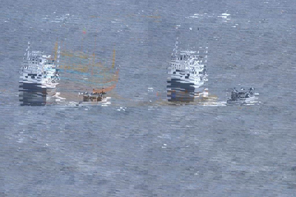 البحرية الهندية تنقذ سفينة صيد إيرانية اختطفها قراصنة