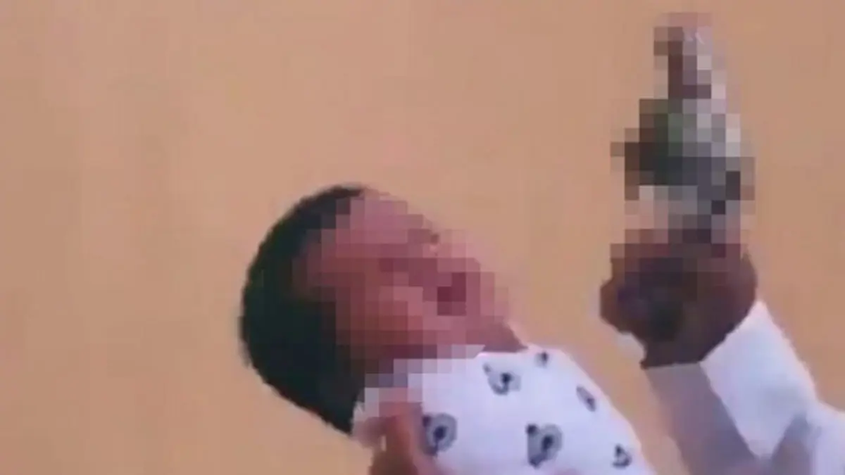 الجهات المختصة في السعودية تصل إلى الطفل الرضيع الذي وُضع المسدس في فمه