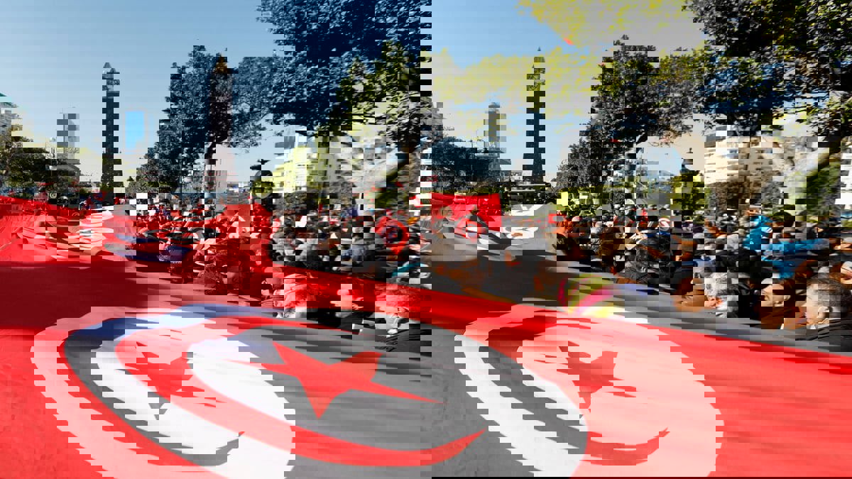 في ذكرى الاحتفال بالثورة التونسية.. مناوشات بين الأمن ومتظاهرين (فيديو)