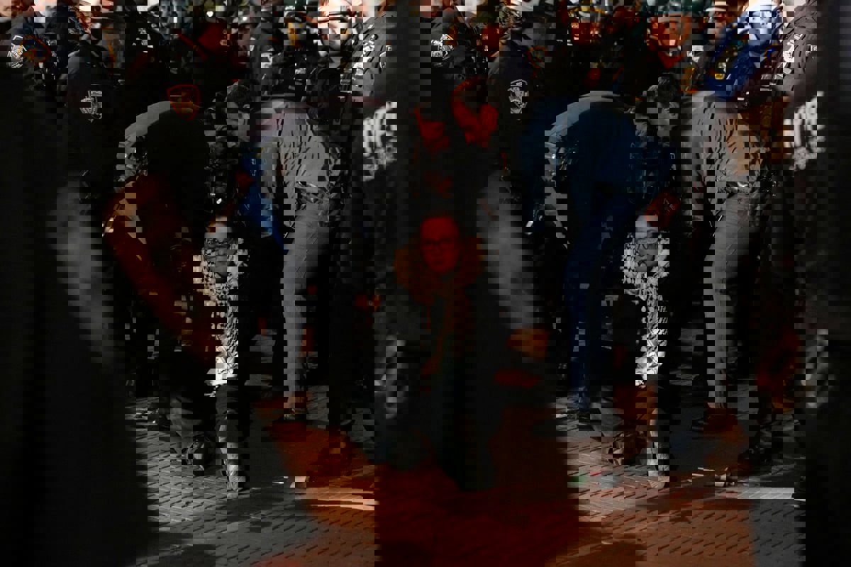 شرطة نيويورك تقتحم جامعة كولومبيا وتعتقل محتجين مؤيدين لفلسطين (صور)