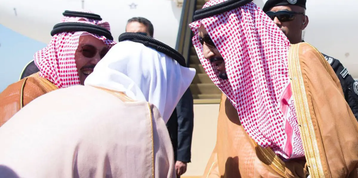 بالصور.. الملك سلمان يصل جدة بعد عطلة شهر خارج السعودية