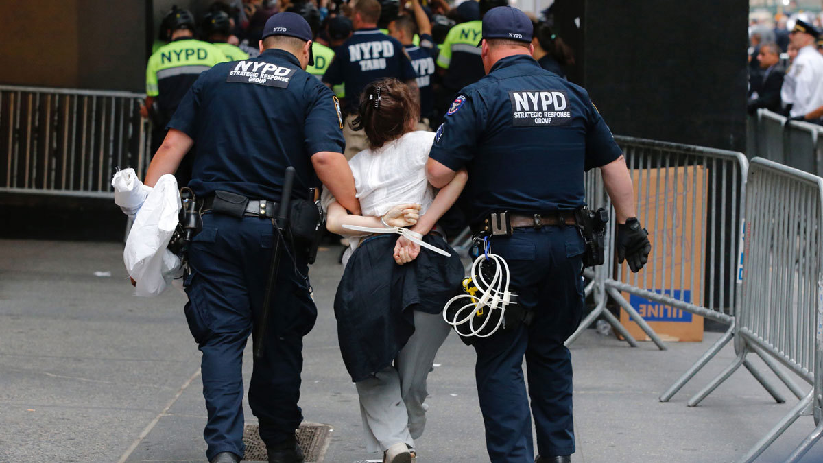 أمريكا.. توقيف طالبة نشرت تهديدًا بقتل زملائها عبر "سناب شات"