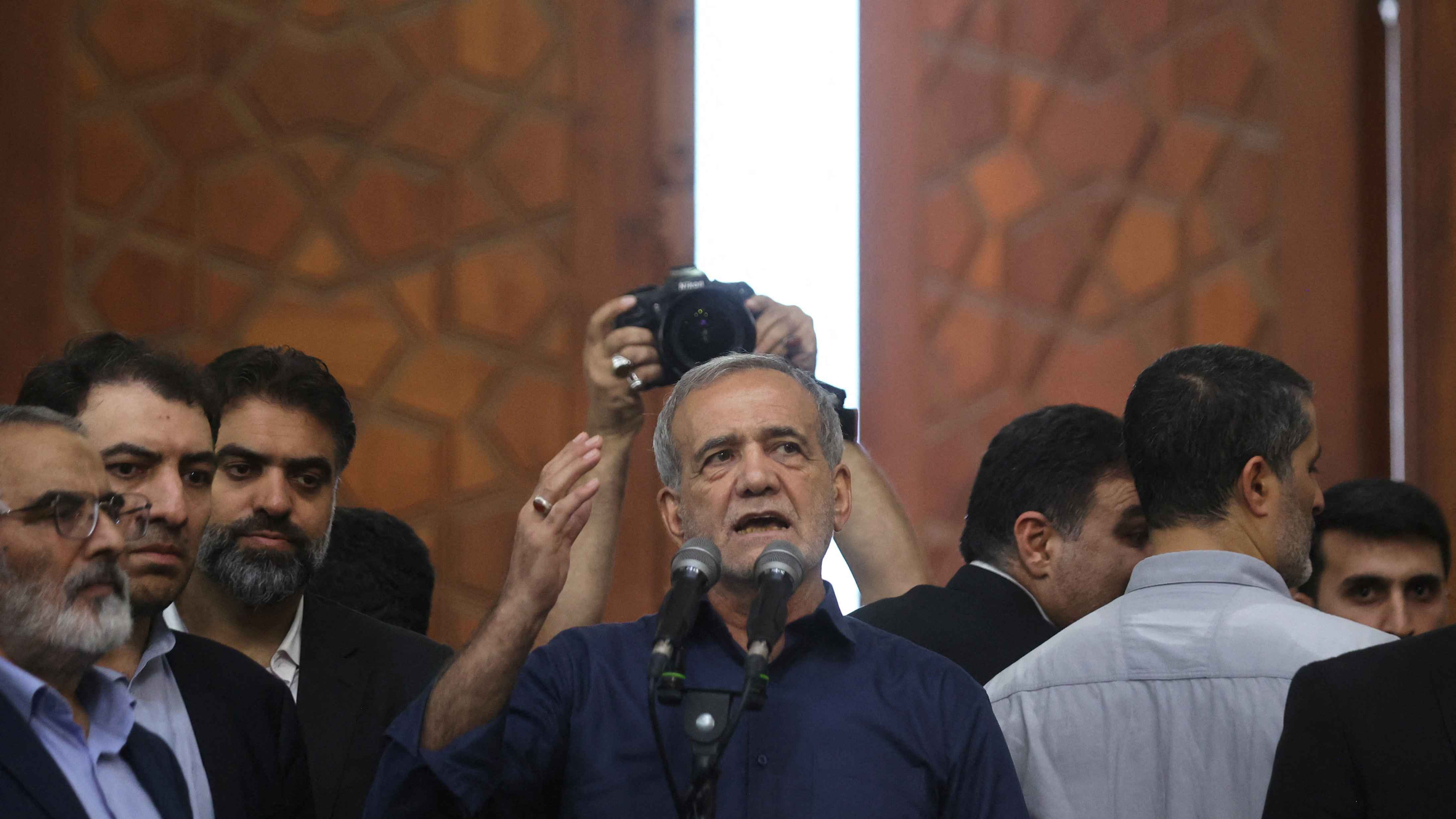 نواب أصوليون: تأييد خامنئي أنقذ حكومة بزشكيان