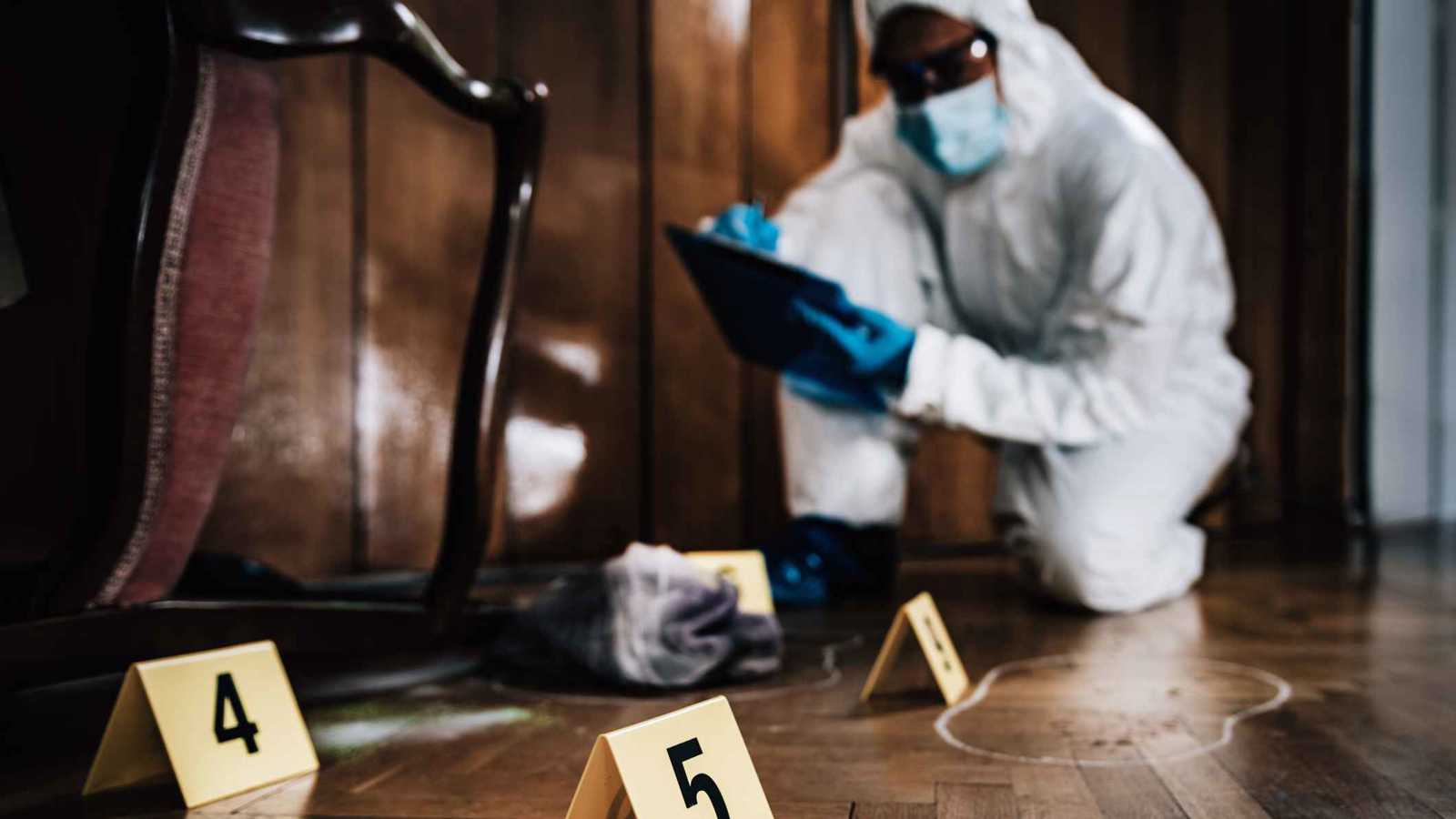 جريمة مروعة.. تعاونت مع عشيقها لقتل زوجها ضربًا وصعقًا