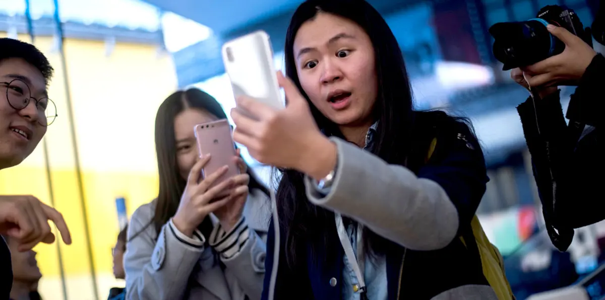 لماذا اشترى مبرمج صيني 25 جهاز "أيفون X"؟ (صور)