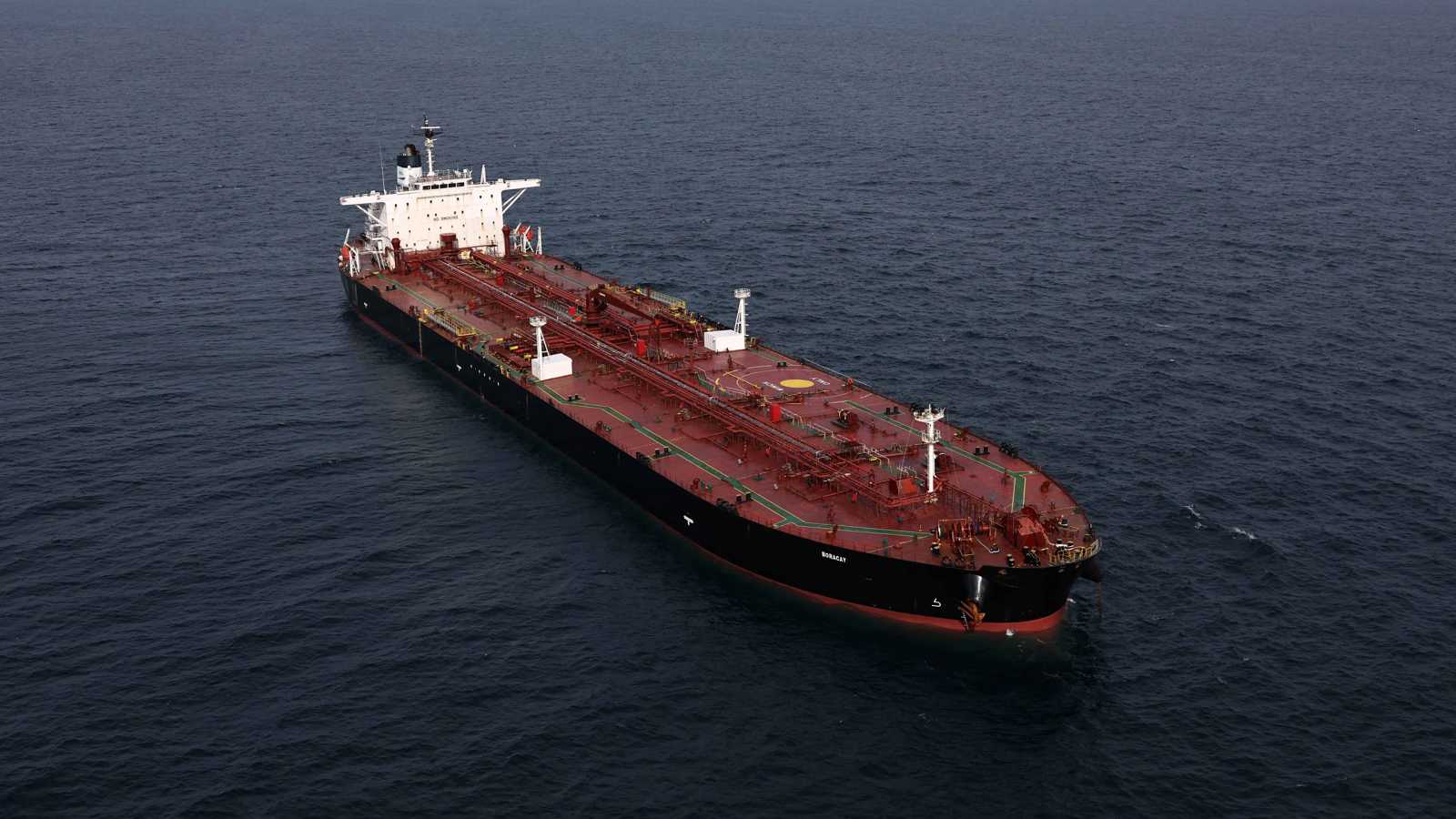 ناقلة نفط روسية تتخطى البحرية الفرنسية وتواصل مسارها