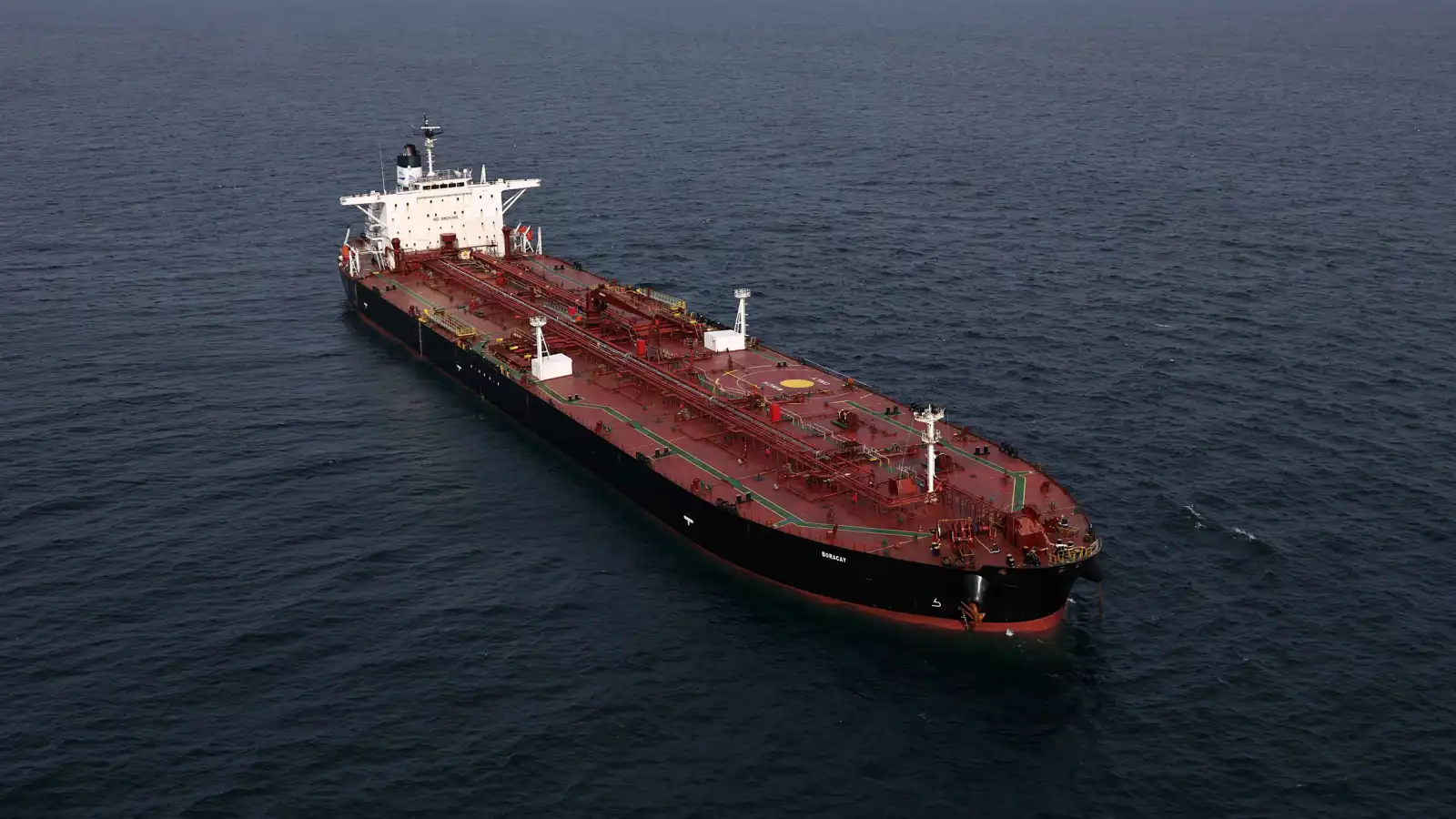 ناقلة نفط روسية تتخطى البحرية الفرنسية وتواصل مسارها