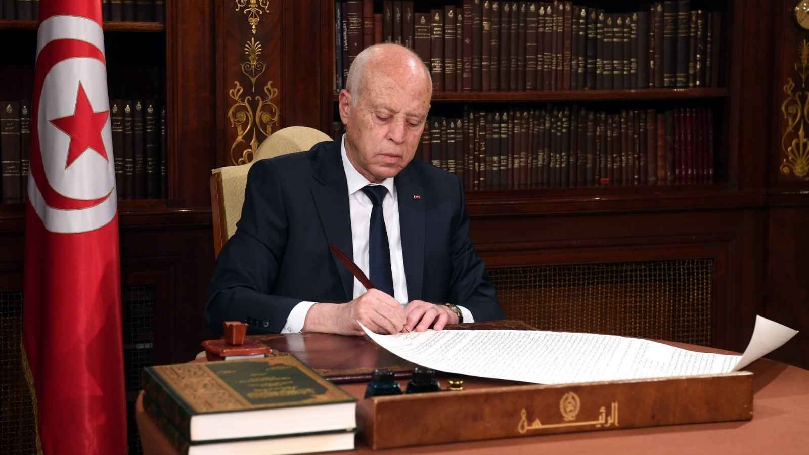 مع قرب انتخابات الرئاسة التونسية.. سعيّد يعين 24 واليا جديدا