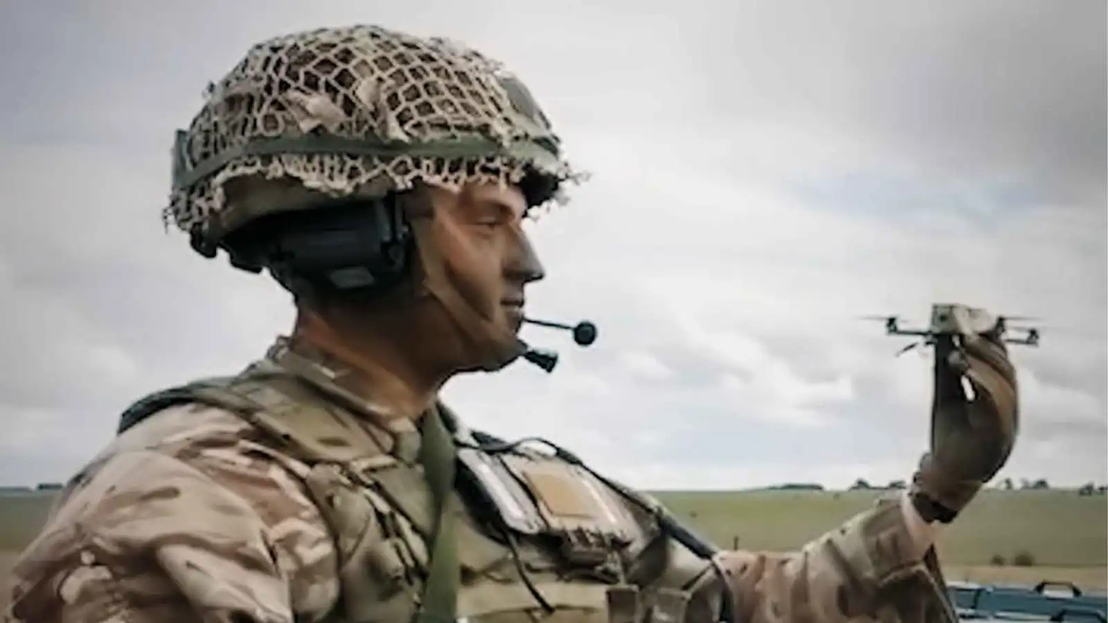 بينما تشتعل طهران.. قادة الجيش البريطاني ينشغلون بـ "أحمر الشفاه" للجنود!