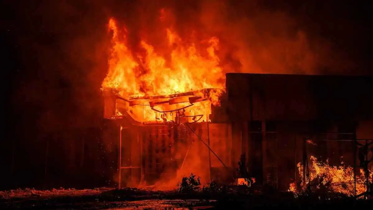 حريق يدمر برلمان جزر مارشال (صور)